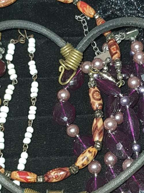 A JOBLOT COLLECTION VINTAGE COSTUME NECKLACES SOLD AS IS