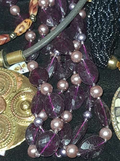 A JOBLOT COLLECTION VINTAGE COSTUME NECKLACES SOLD AS IS