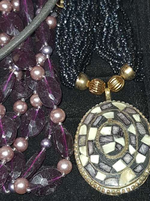 A JOBLOT COLLECTION VINTAGE COSTUME NECKLACES SOLD AS IS