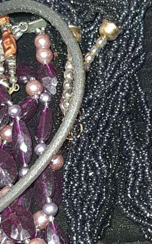 A JOBLOT COLLECTION VINTAGE COSTUME NECKLACES SOLD AS IS
