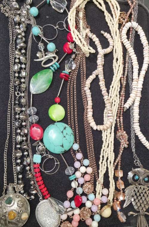 A VINTAGE JOBLOT QUALITY COSTUME NECKLACES SOLD AS IS