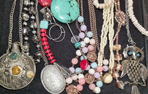 A VINTAGE JOBLOT QUALITY COSTUME NECKLACES SOLD AS IS