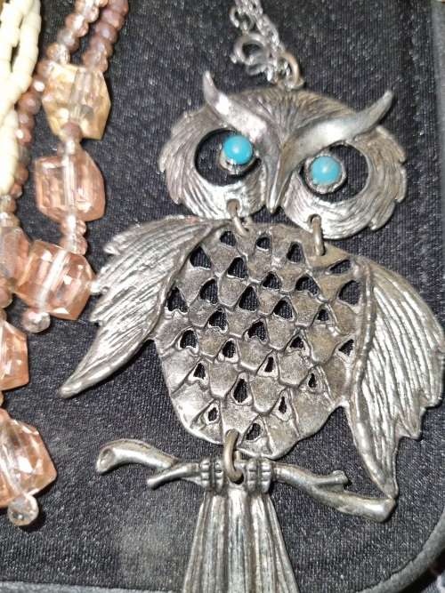 A VINTAGE JOBLOT QUALITY COSTUME NECKLACES SOLD AS IS
