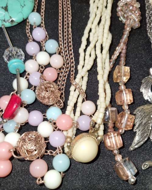 A VINTAGE JOBLOT QUALITY COSTUME NECKLACES SOLD AS IS