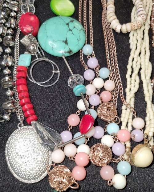 A VINTAGE JOBLOT QUALITY COSTUME NECKLACES SOLD AS IS