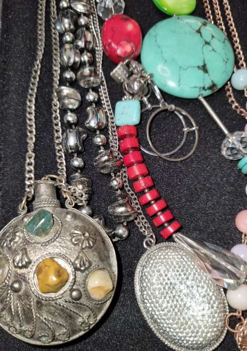 A VINTAGE JOBLOT QUALITY COSTUME NECKLACES SOLD AS IS