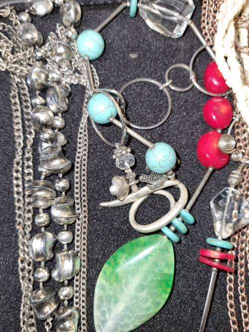 A VINTAGE JOBLOT QUALITY COSTUME NECKLACES SOLD AS IS