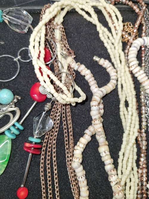 A VINTAGE JOBLOT QUALITY COSTUME NECKLACES SOLD AS IS
