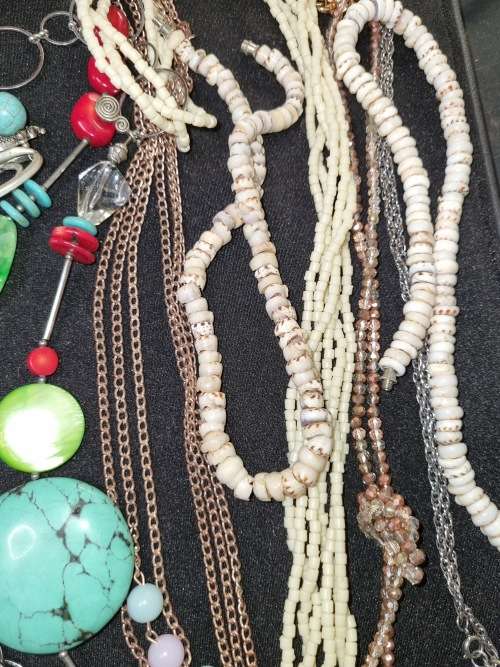 A VINTAGE JOBLOT QUALITY COSTUME NECKLACES SOLD AS IS
