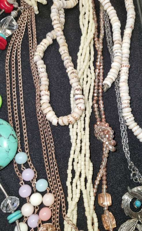 A VINTAGE JOBLOT QUALITY COSTUME NECKLACES SOLD AS IS