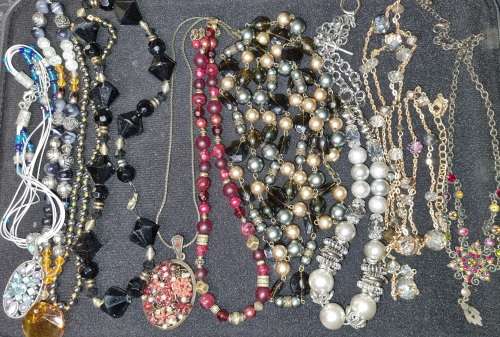 A BEAUTIFUL JOBLOT COLLECTION VINTAGE AND ANTIQUE COSTUMRE JEWELRY SOLD AS IS