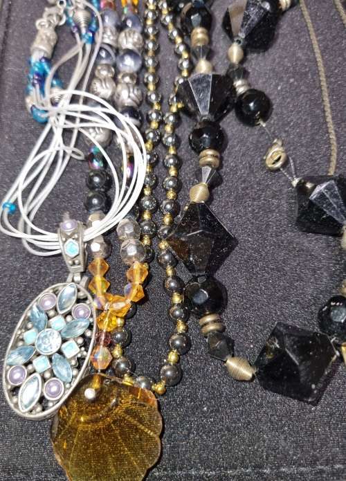 A BEAUTIFUL JOBLOT COLLECTION VINTAGE AND ANTIQUE COSTUMRE JEWELRY SOLD AS IS