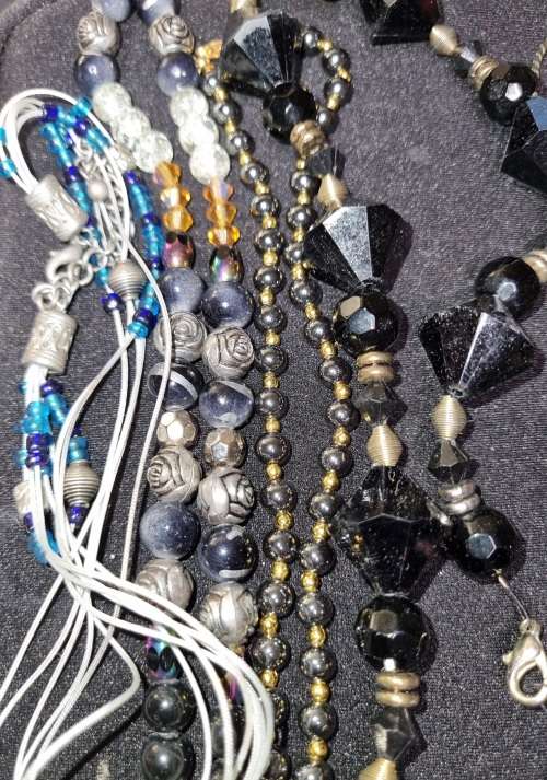 A BEAUTIFUL JOBLOT COLLECTION VINTAGE AND ANTIQUE COSTUMRE JEWELRY SOLD AS IS