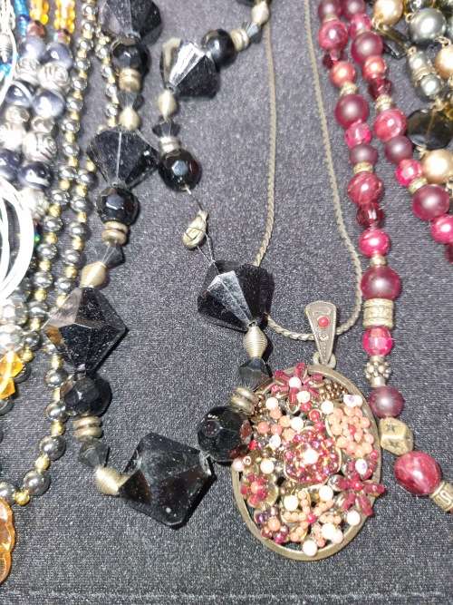 A BEAUTIFUL JOBLOT COLLECTION VINTAGE AND ANTIQUE COSTUMRE JEWELRY SOLD AS IS