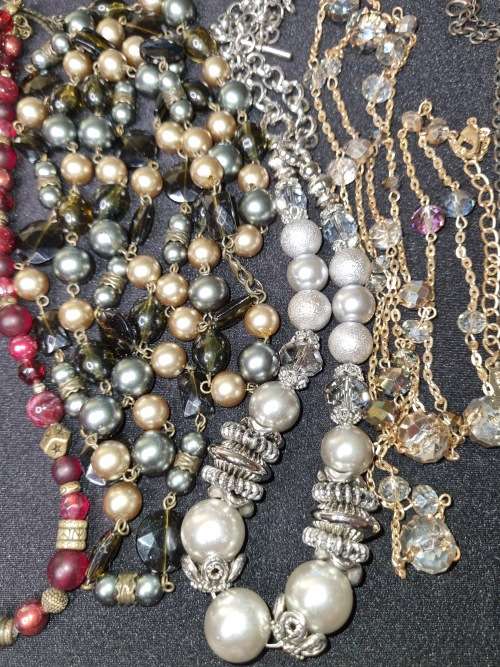 A BEAUTIFUL JOBLOT COLLECTION VINTAGE AND ANTIQUE COSTUMRE JEWELRY SOLD AS IS