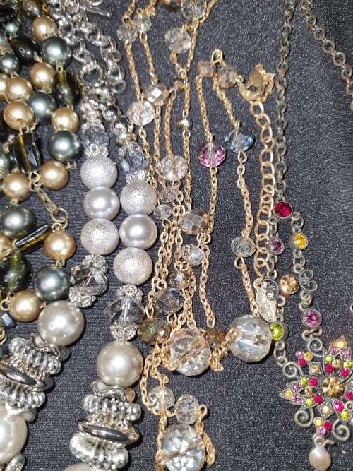 A BEAUTIFUL JOBLOT COLLECTION VINTAGE AND ANTIQUE COSTUMRE JEWELRY SOLD AS IS