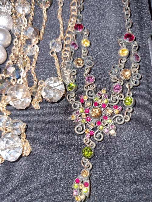 A BEAUTIFUL JOBLOT COLLECTION VINTAGE AND ANTIQUE COSTUMRE JEWELRY SOLD AS IS