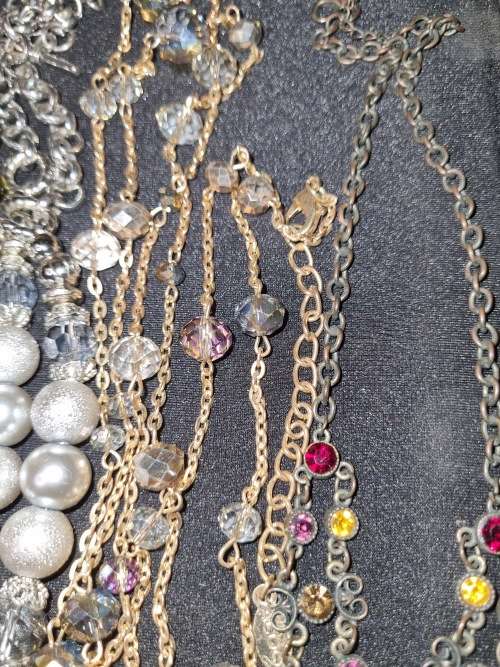 A BEAUTIFUL JOBLOT COLLECTION VINTAGE AND ANTIQUE COSTUMRE JEWELRY SOLD AS IS