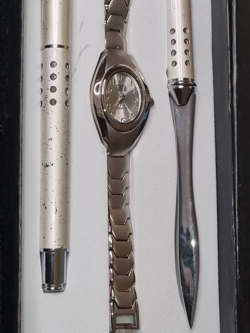 A VINTAGE GIFT SET FOR THE OFFICE SOLD AS IS