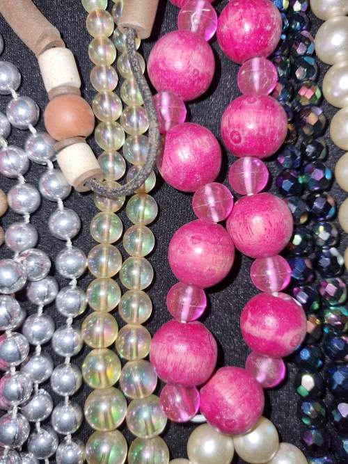 A VINTAGE COLLECTION OF COSTUME BEADED NECKLACES SOLD AS IS