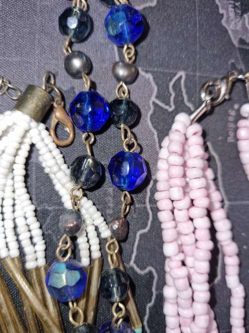 A VINTAGE JOBLOT FASHION AND ETHNIC BEADED COSTUME NECKLACES SOLD AS IS