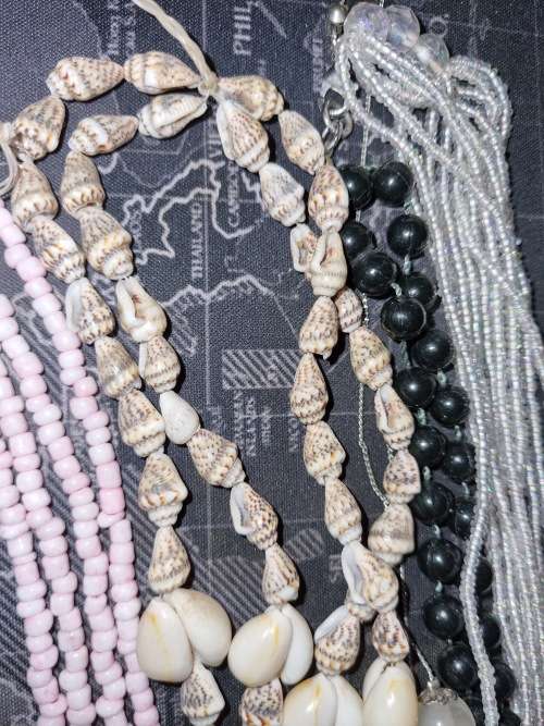 A VINTAGE JOBLOT FASHION AND ETHNIC BEADED COSTUME NECKLACES SOLD AS IS