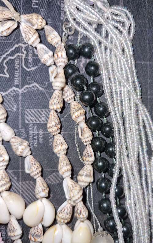 A VINTAGE JOBLOT FASHION AND ETHNIC BEADED COSTUME NECKLACES SOLD AS IS