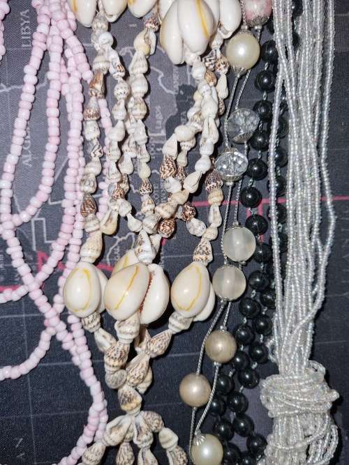 A VINTAGE JOBLOT FASHION AND ETHNIC BEADED COSTUME NECKLACES SOLD AS IS