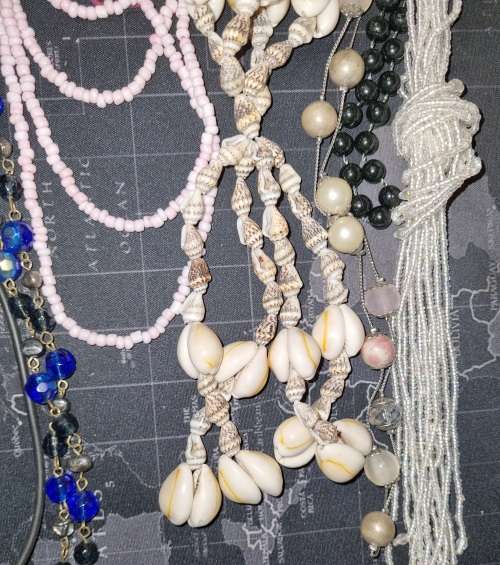 A VINTAGE JOBLOT FASHION AND ETHNIC BEADED COSTUME NECKLACES SOLD AS IS