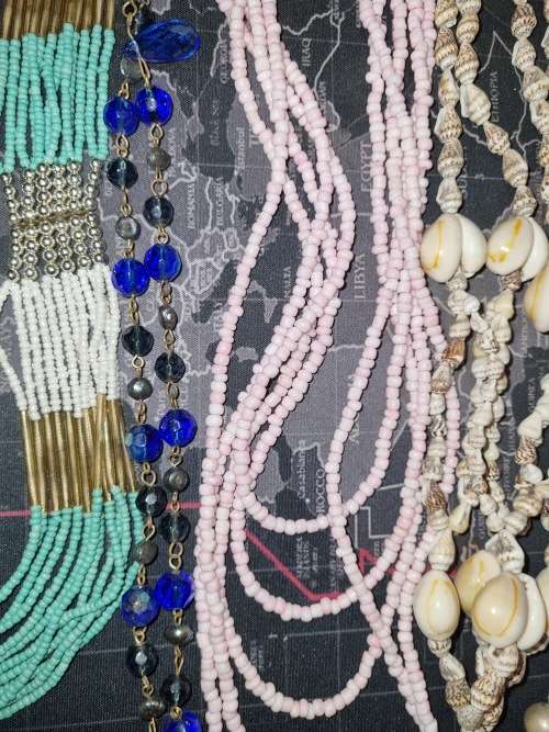 A VINTAGE JOBLOT FASHION AND ETHNIC BEADED COSTUME NECKLACES SOLD AS IS