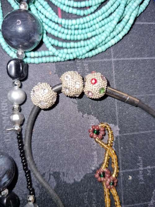 A VINTAGE JOBLOT FASHION AND ETHNIC BEADED COSTUME NECKLACES SOLD AS IS