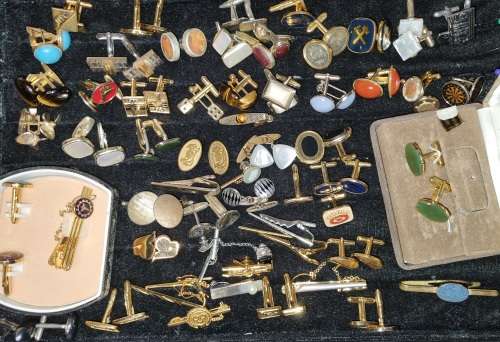 AN EXECUTIVE GENTLEMENS COLLECTION OF SILVERPLATED AND GOLD-PLATED CUFFLINKS SOLD AS IS