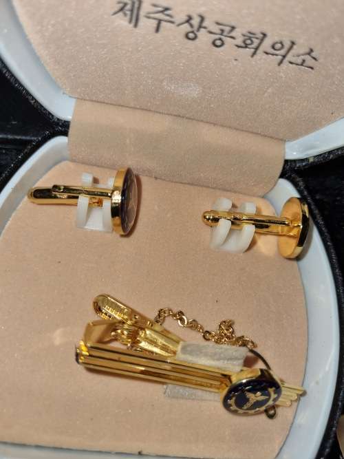 AN EXECUTIVE GENTLEMENS COLLECTION OF SILVERPLATED AND GOLD-PLATED CUFFLINKS SOLD AS IS