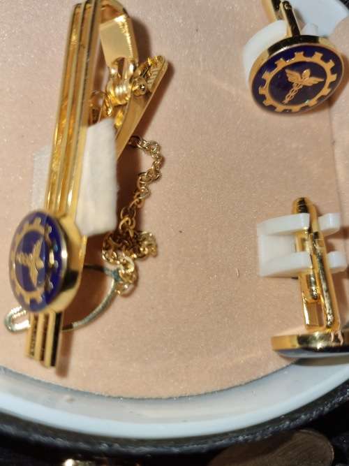 AN EXECUTIVE GENTLEMENS COLLECTION OF SILVERPLATED AND GOLD-PLATED CUFFLINKS SOLD AS IS