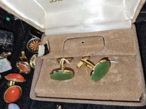 AN EXECUTIVE GENTLEMENS COLLECTION OF SILVERPLATED AND GOLD-PLATED CUFFLINKS SOLD AS IS