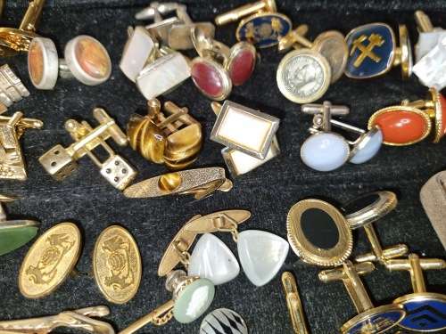 AN EXECUTIVE GENTLEMENS COLLECTION OF SILVERPLATED AND GOLD-PLATED CUFFLINKS SOLD AS IS
