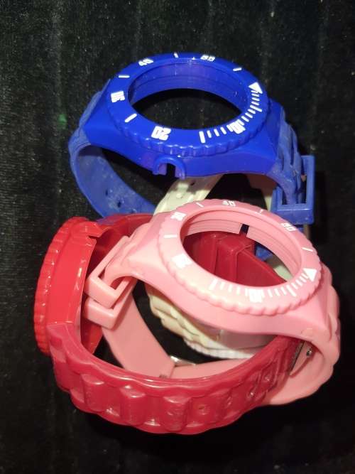 A FANCY FARAH QUARTZ MULTI INTERCHANGABLE COLOURED BANDS SOLD AS IS NOT TESTED