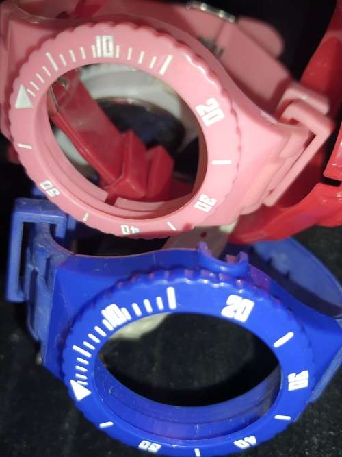 A FANCY FARAH QUARTZ MULTI INTERCHANGABLE COLOURED BANDS SOLD AS IS NOT TESTED