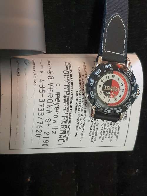 A VINTAGE WOMANS WATCH IN ITS ORIGONAL BOX AND HAS IST ORIGONAL CERTIFICATE SOLD AS IS