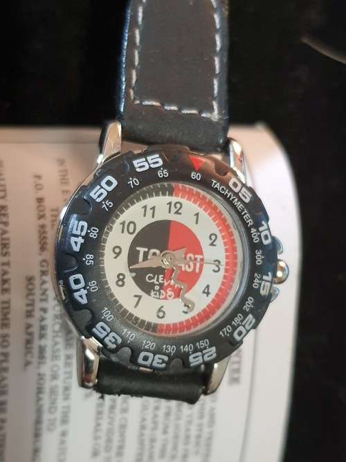 A VINTAGE WOMANS WATCH IN ITS ORIGONAL BOX AND HAS IST ORIGONAL CERTIFICATE SOLD AS IS
