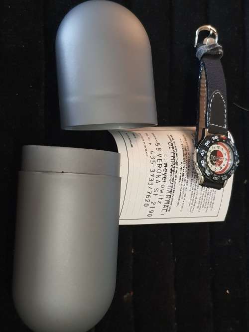A VINTAGE WOMANS WATCH IN ITS ORIGONAL BOX AND HAS IST ORIGONAL CERTIFICATE SOLD AS IS