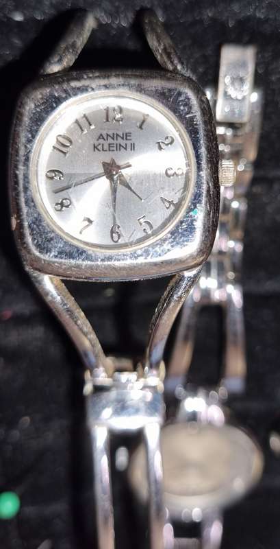 A VINTAGE JOBLOT WOMANS WATCHES SOLD AS IS NOT TESTED