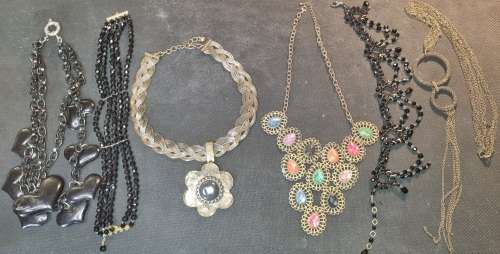 A VINTAGE JOBLOT OF QUALITY COSTUME EVENING NECKLACES SOLD AS IS