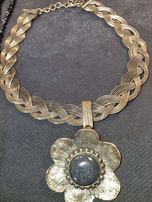 A VINTAGE JOBLOT OF QUALITY COSTUME EVENING NECKLACES SOLD AS IS