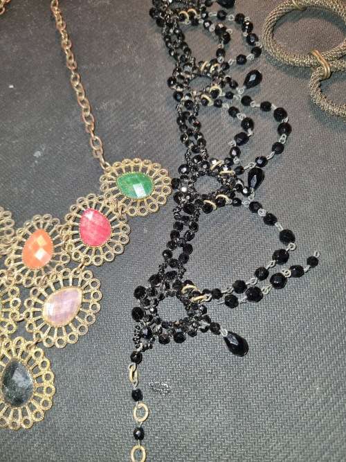 A VINTAGE JOBLOT OF QUALITY COSTUME EVENING NECKLACES SOLD AS IS