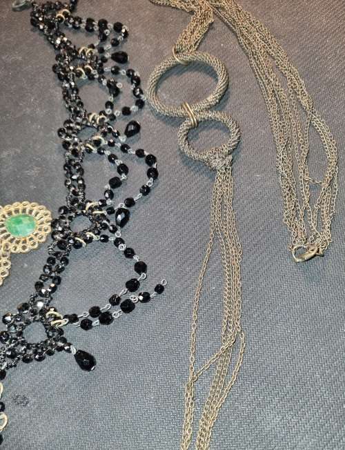 A VINTAGE JOBLOT OF QUALITY COSTUME EVENING NECKLACES SOLD AS IS