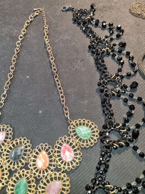 A VINTAGE JOBLOT OF QUALITY COSTUME EVENING NECKLACES SOLD AS IS