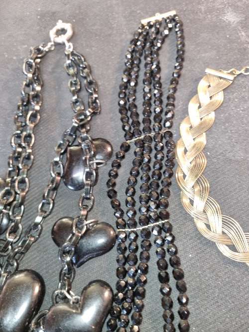 A VINTAGE JOBLOT OF QUALITY COSTUME EVENING NECKLACES SOLD AS IS