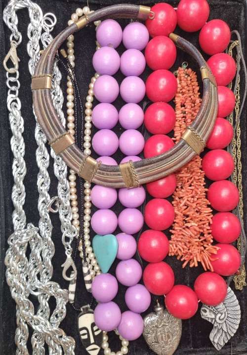 A JOBLOT VINTAGE COSTUME NECKLACES SOLD AS IS
