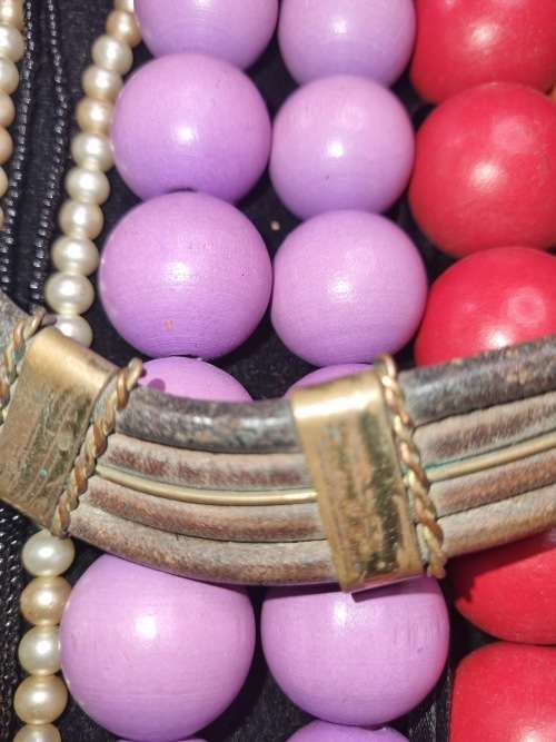 A JOBLOT VINTAGE COSTUME NECKLACES SOLD AS IS